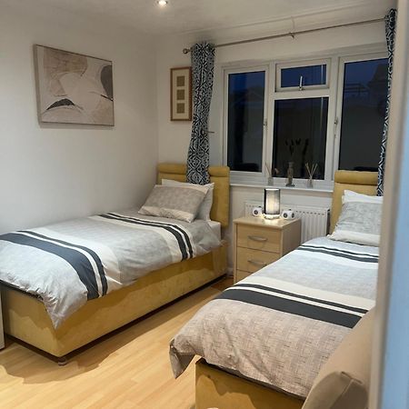 קטרינג Twin Room At The Bungalow With Shared Shower Room מראה חיצוני תמונה