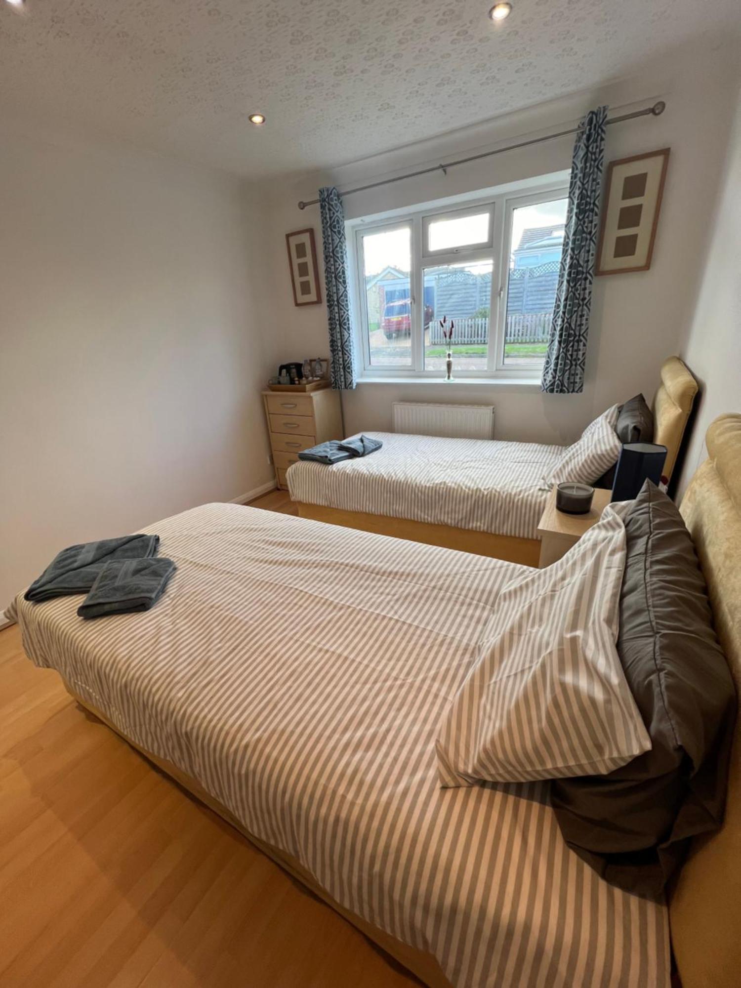 קטרינג Twin Room At The Bungalow With Shared Shower Room מראה חיצוני תמונה