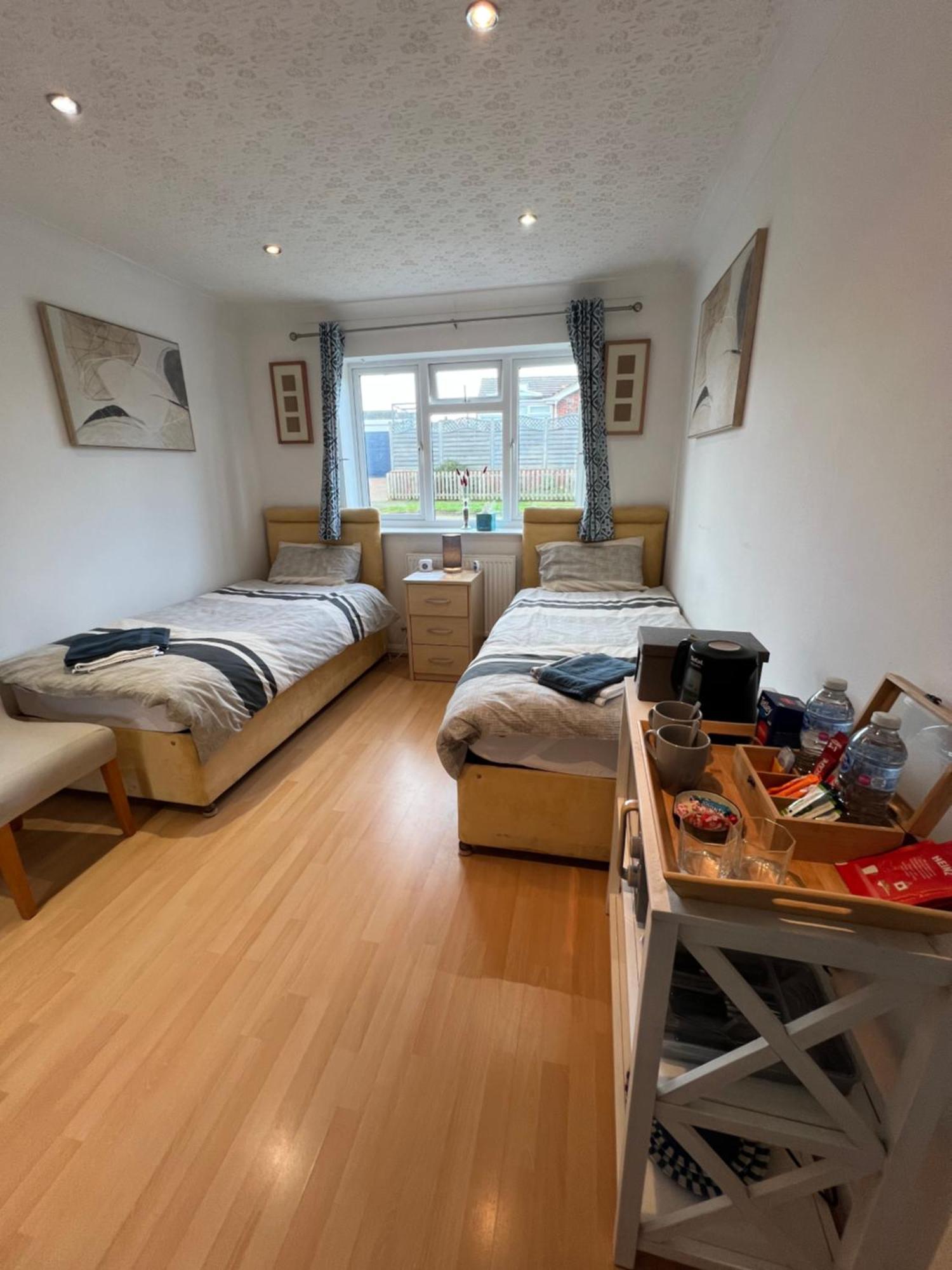 קטרינג Twin Room At The Bungalow With Shared Shower Room מראה חיצוני תמונה