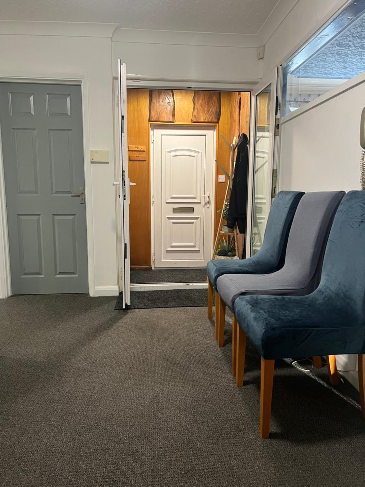 קטרינג Twin Room At The Bungalow With Shared Shower Room מראה חיצוני תמונה