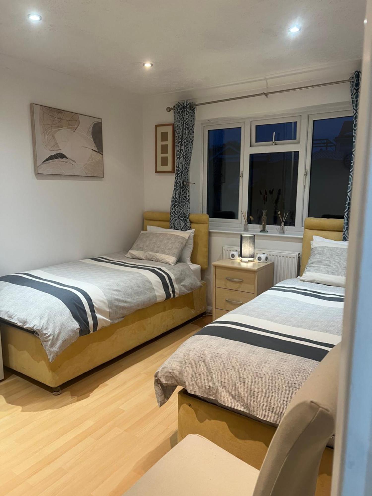 קטרינג Twin Room At The Bungalow With Shared Shower Room מראה חיצוני תמונה