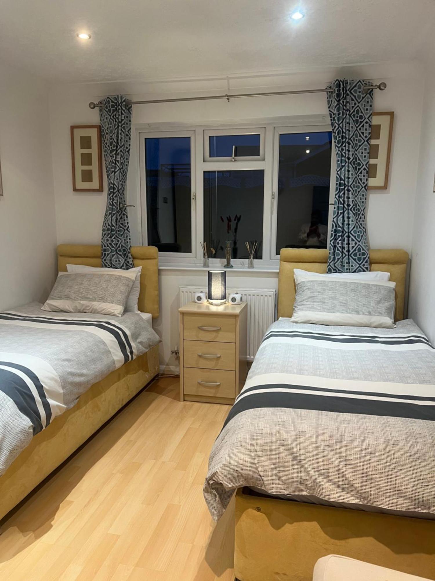 קטרינג Twin Room At The Bungalow With Shared Shower Room מראה חיצוני תמונה