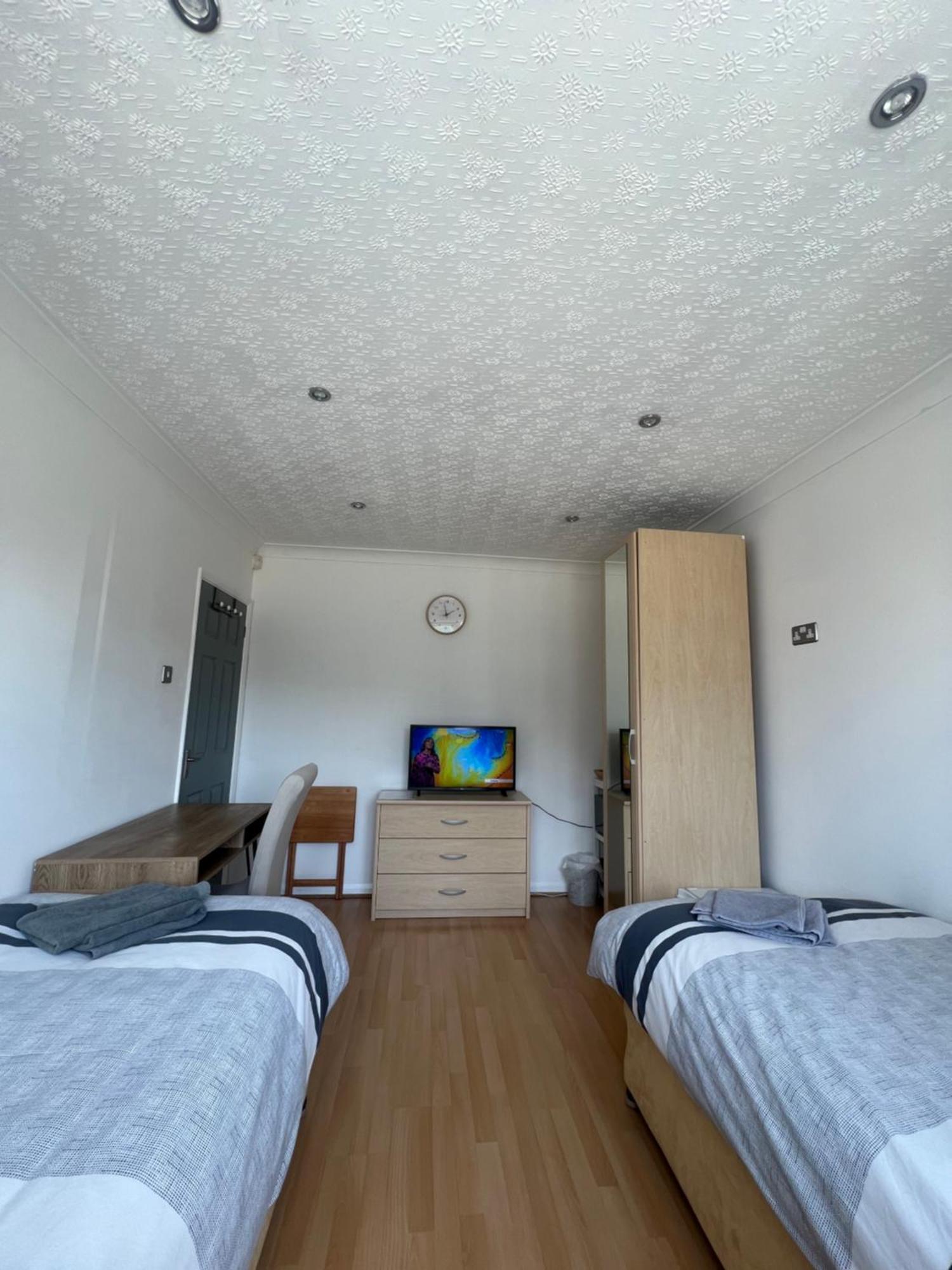 קטרינג Twin Room At The Bungalow With Shared Shower Room מראה חיצוני תמונה