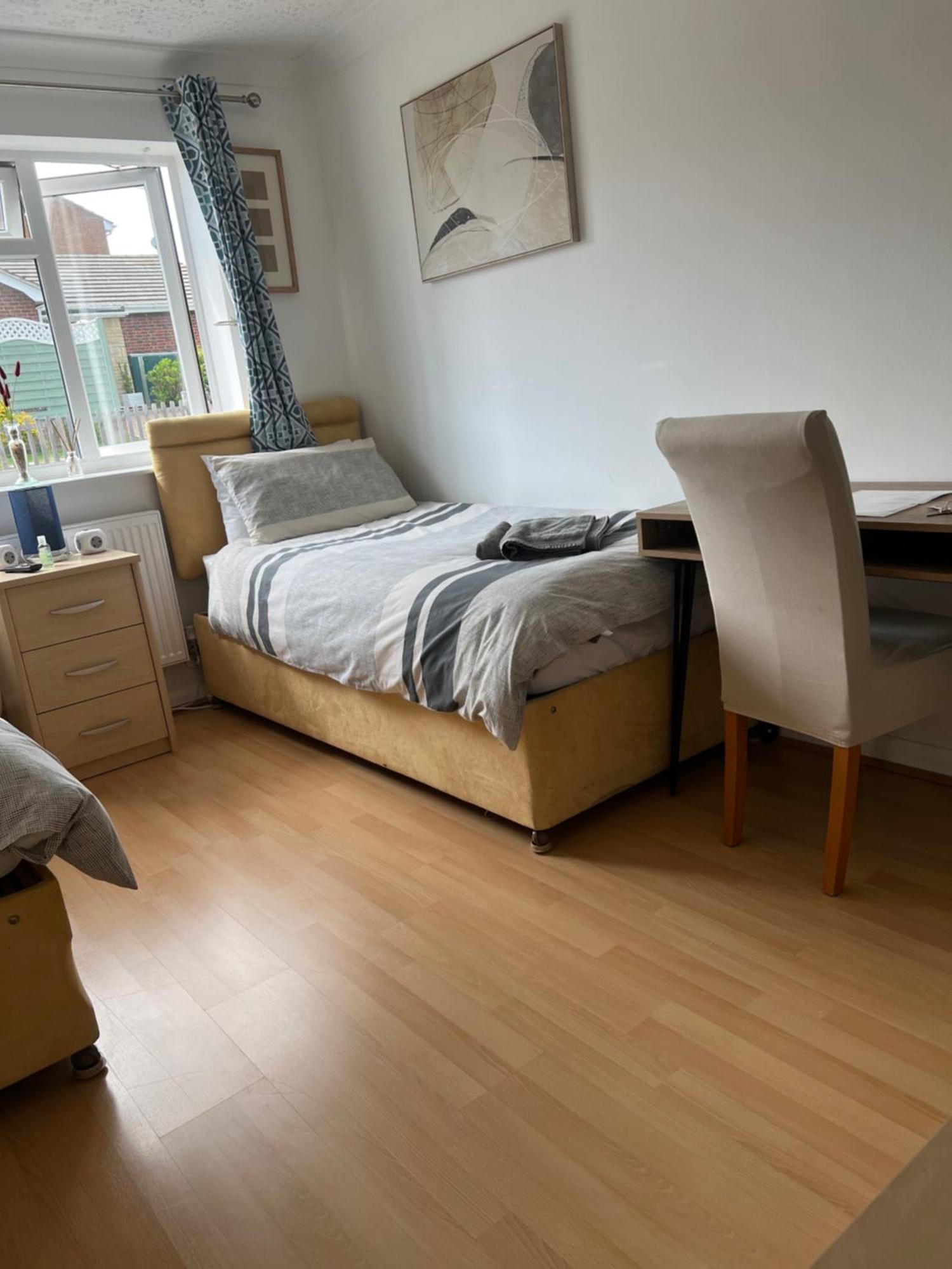 קטרינג Twin Room At The Bungalow With Shared Shower Room מראה חיצוני תמונה
