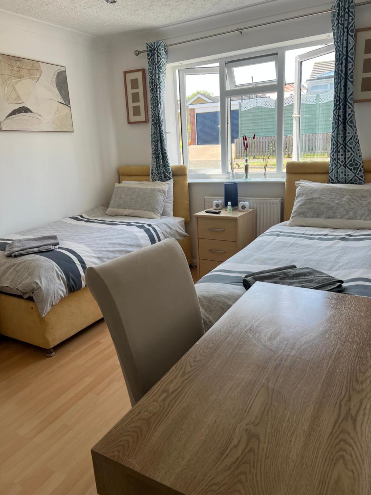 קטרינג Twin Room At The Bungalow With Shared Shower Room מראה חיצוני תמונה